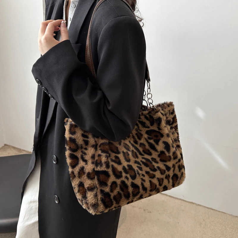 New Leopard Print Fur Bags Women Fashion Portable Faux Fur Handbags Winter Soft Warm Bag Girls Fluffy Large Capacity Tote Purse M251030