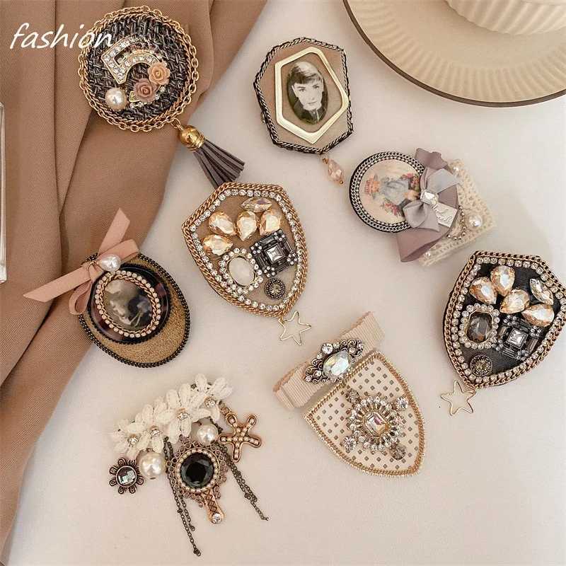Vintage Medieval Niche Court Style Brooch Small Fragrance Baroque Design Brooch Temperament Womens Clothing Accessories Corsage Y251029