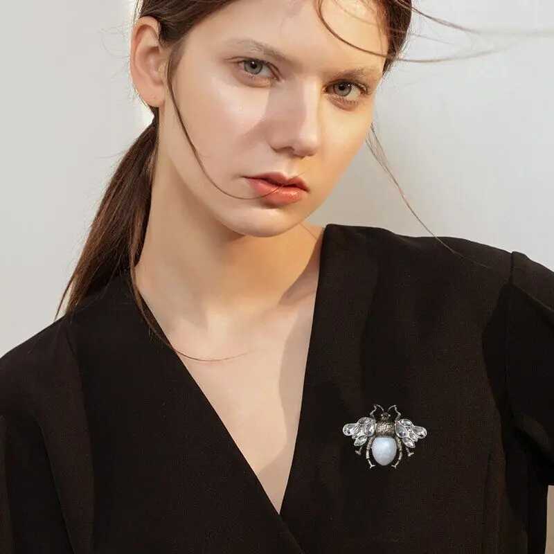 Fashion Enamel Insect Brooches Women Little Bee Brooch Crystal Pin Gifts Insect Series Badges Y251029