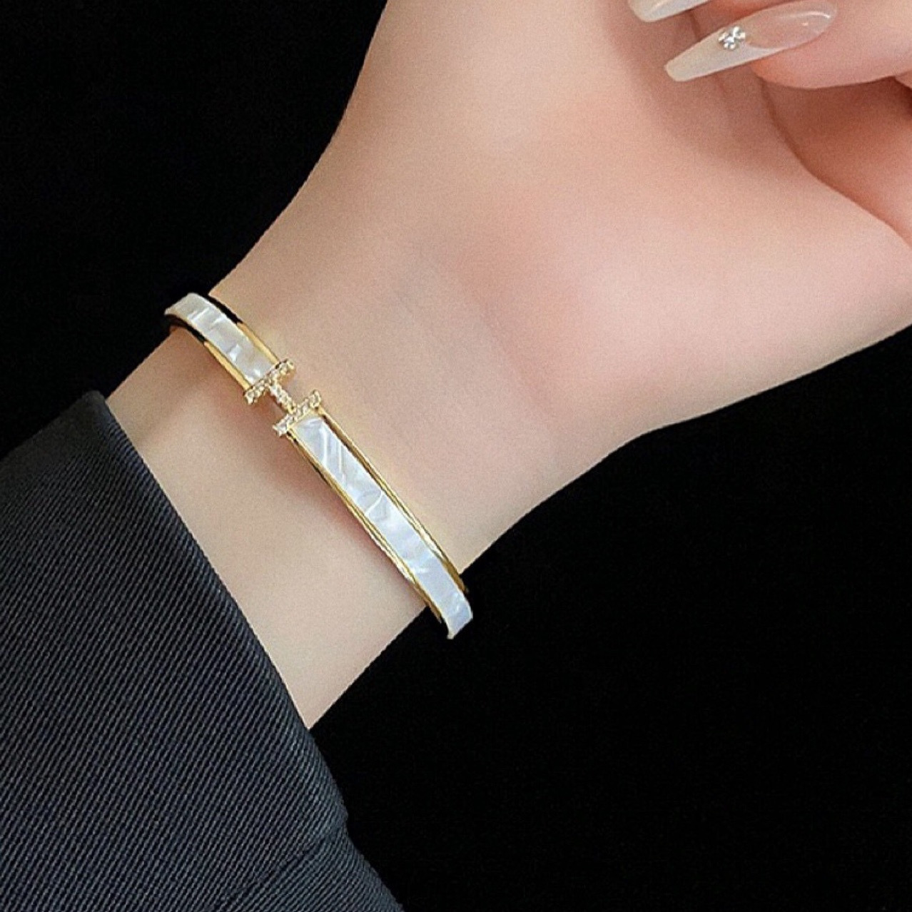Gold Tone Letter Shaped Bangle Bracelet With Accents Stylish Birthday Jewelry Gift For Her High Quality And Chic Accessory TUES