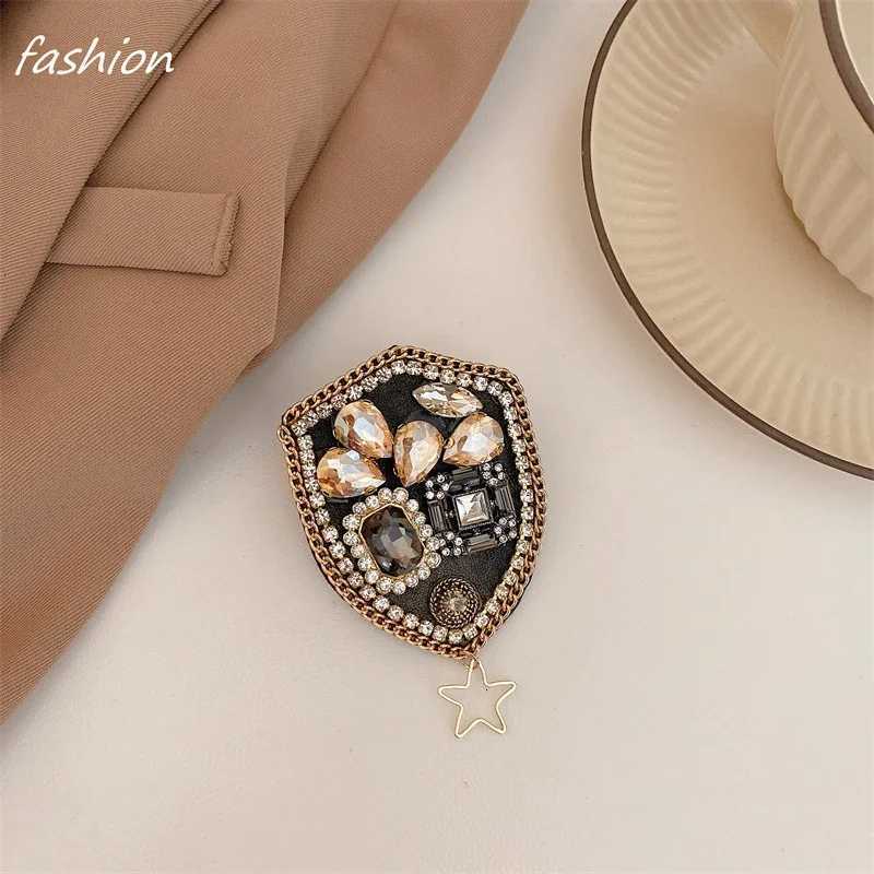 Vintage Medieval Niche Court Style Brooch Small Fragrance Baroque Design Brooch Temperament Womens Clothing Accessories Corsage Y251029