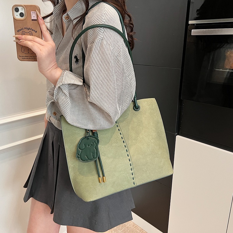 New fashionable and casual large capacity women's handbag for commuting, high-end versatile armpit bag, trendy and luxurious designer bag