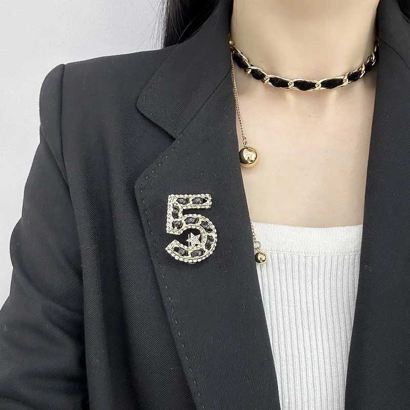 Vintage Black Number 5 Brooch Personality Niche Exquisite Star Corsage Pin Blazer Accessories Y251029