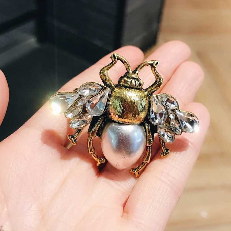 Retro Bee Crystal Pearl Brooches For Woman Mens Party Clothing Brooch Pins Accessories Y251029