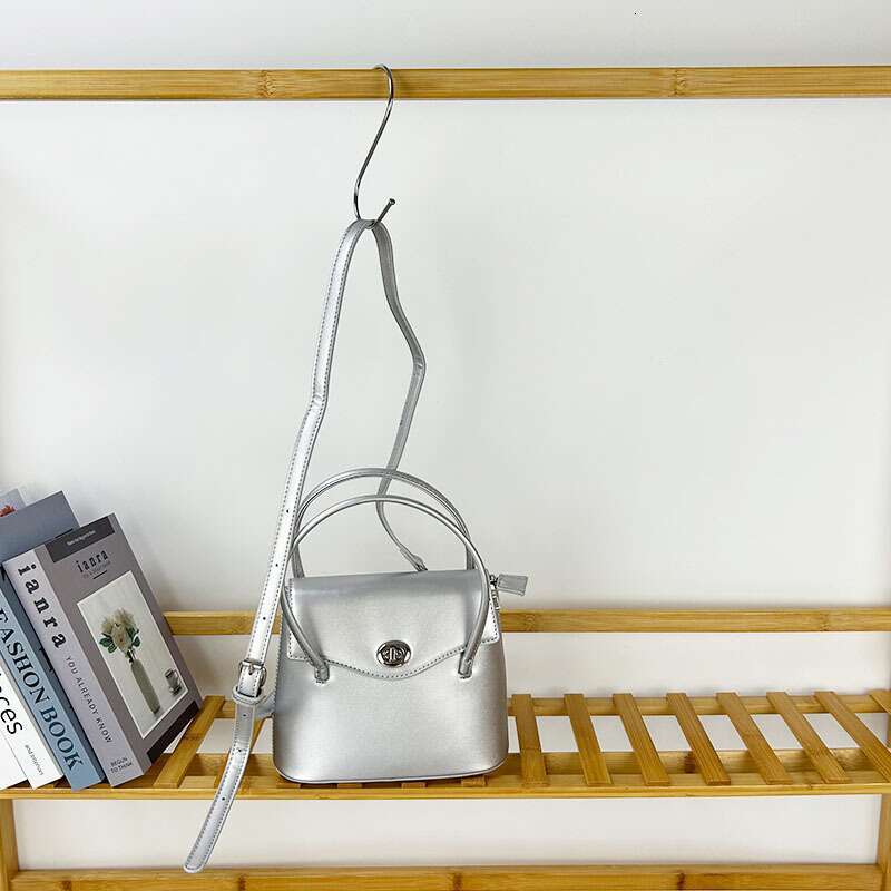 2025 New Niche Design Fashion Simple Portable Small Square Bag Female High-End Sense Ins Single Shoulder Messenger Armpit Bag