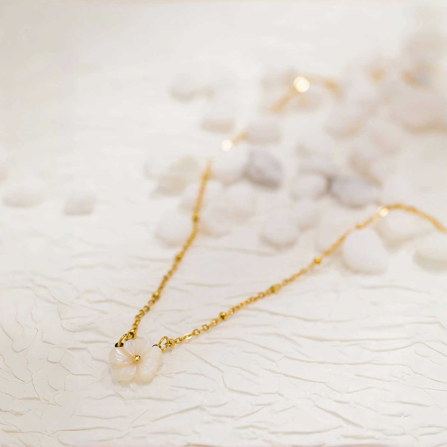 Fashion White Shell Sakura Pendant Necklace Vintage Stainless Steel Metal 2024 Exquisite Charm Flower Jewelry GiftXJ251030