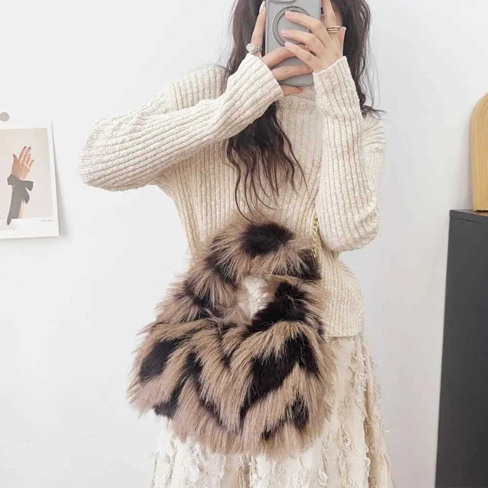 Fuzzy Shoulder Bag Ladies Faux Fur Crossbody Bag Shaggy Fluffy Handbag with Chain Shoulder Strap for Travel Work Shopping Dates M251030