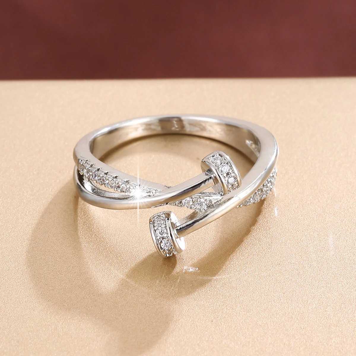 Elegant Luxury Twisted ShAPed CZ RingWomens Fashion Jewelry for Gift PartyW251030