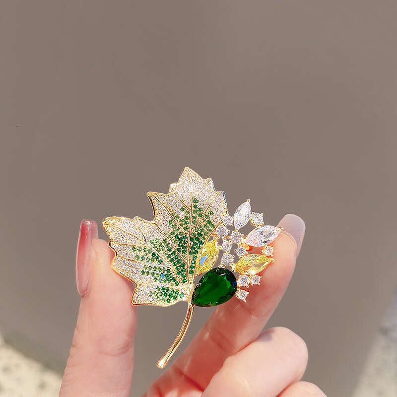 High-end Hollow Crystal for Women, Premium Rhinestone Maple Leaf Brooch Pin, Clothing Accessory