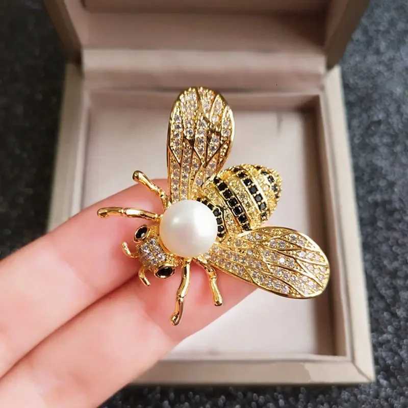 Funny little bee Brooch female pearl Rhinestone cardigan suit Brooches Pin neckpin accessories gift Y251029