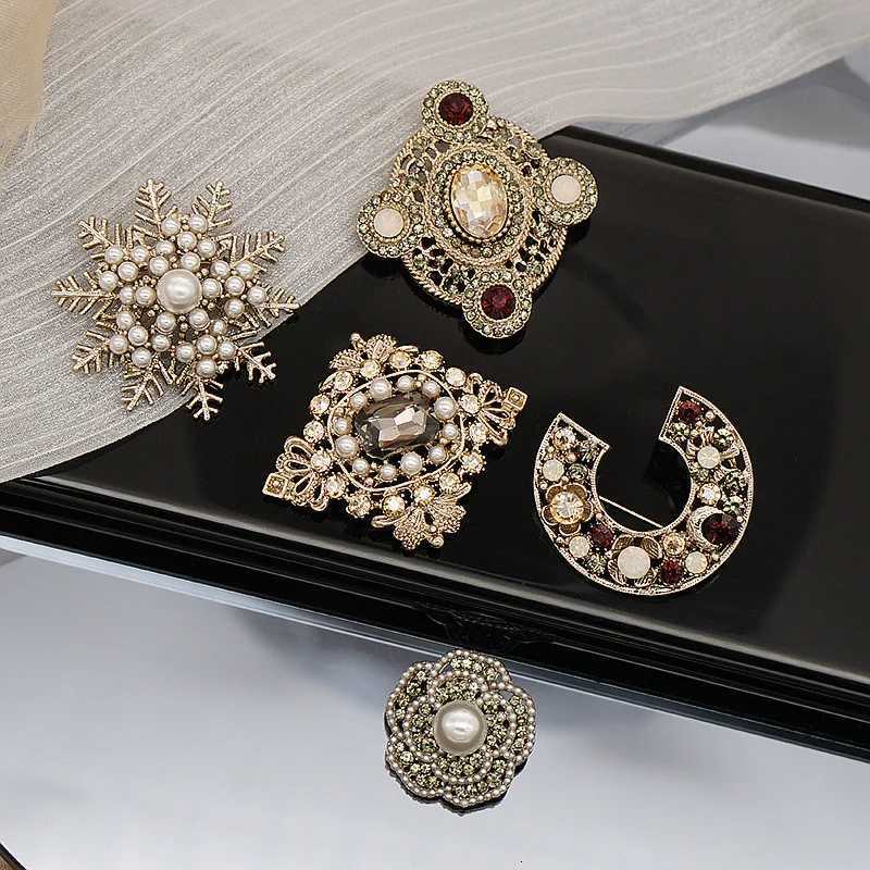 British Vintage Baroque Brand Design Brooch Pins Rhinestone Pearl Flower Brooch Coat Cuff Accessories for Women Y251029