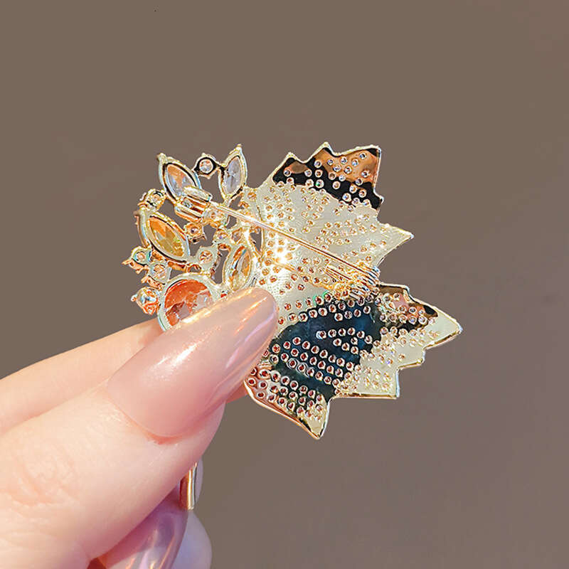 High-end Hollow Crystal for Women, Premium Rhinestone Maple Leaf Brooch Pin, Clothing Accessory