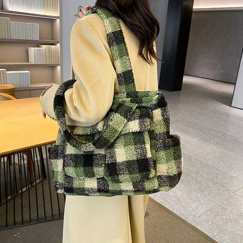Women Large Capacity Tote Handbag Fashion Lamb Wool Underarm Bag Retro Plush Plaid Shoulder Bag Shopping Fluffy Tote Handbag M251030