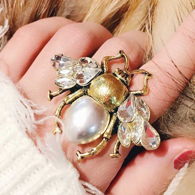 Retro Bee Crystal Pearl Brooches For Woman Mens Party Clothing Brooch Pins Accessories Y251029