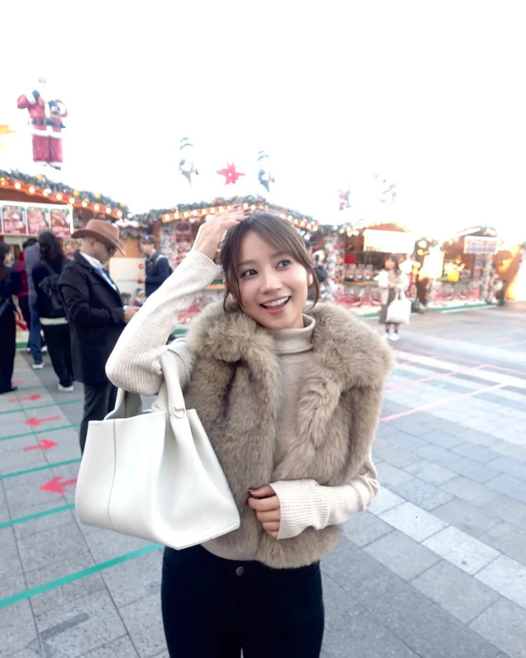 Women Vintage Lapel Fur Sleeveless Vest Fashion Solid Color Loose Short vest 2025 Style Lady Highstreet Casual Outfit 2025 251029