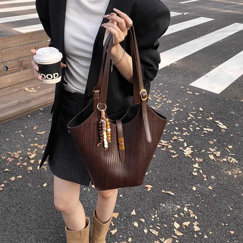 Designer bag Woven Style Shoder Bag Set For Wen Pure Color 2IN1 Shopper Totes With Pendant And Small Pouch 2025 Designer Handbags Y251029