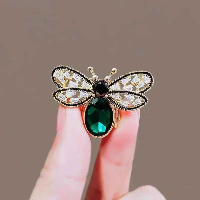 Exquisite Cute Rhinestone Bee Brooch Women Fashion Business Casual Cardigan Jacket Corsage Clothing Accessories Ladies Gift Y251029