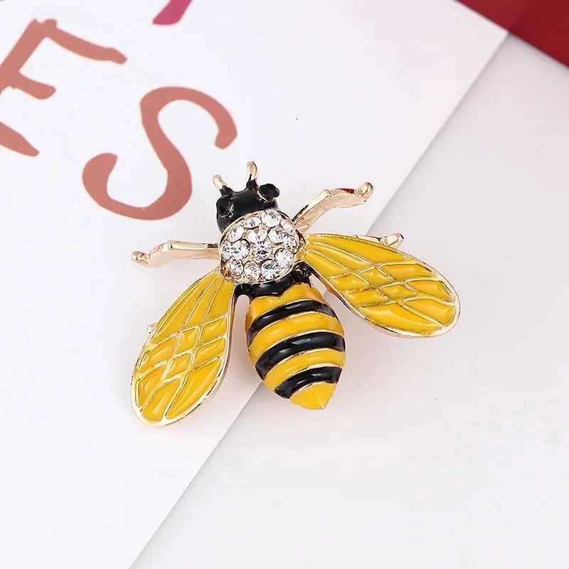 1Pc Cute Bee Brooch with Vintage Style Korean Fashion Animal Brooches Pins for Women Jewelry Accessories Party Gifts 2025 Y251029