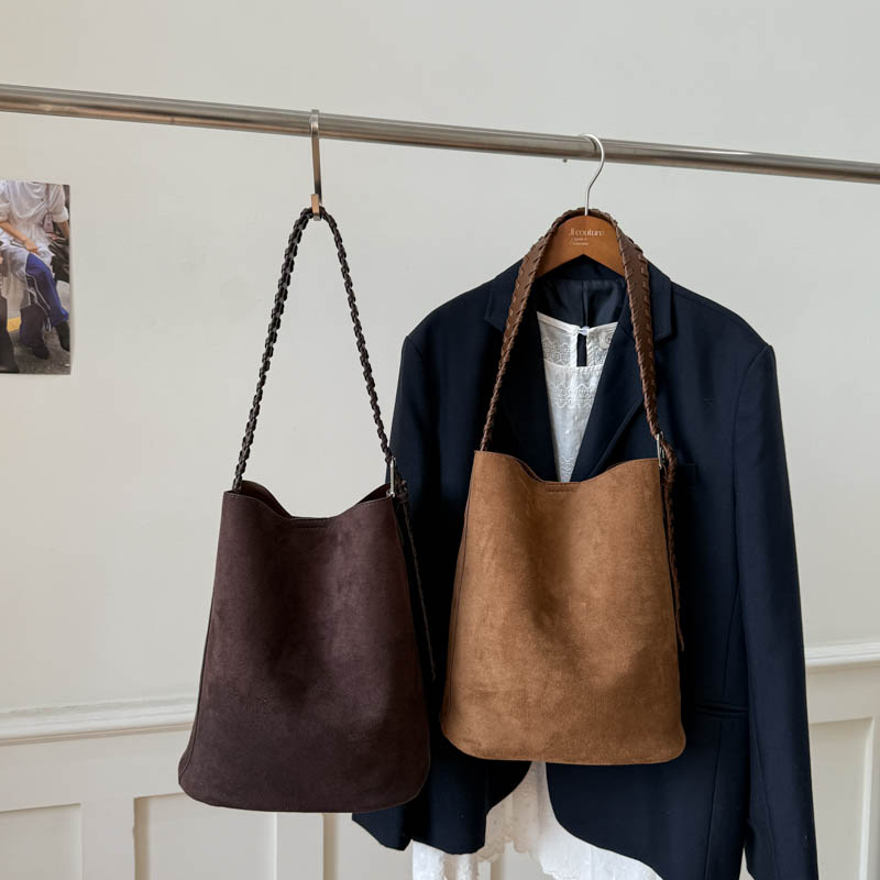 Winter women's fashionable large capacity synthetic leather handbag, casual simple classic work shoulder bag, popular college student crossbody b