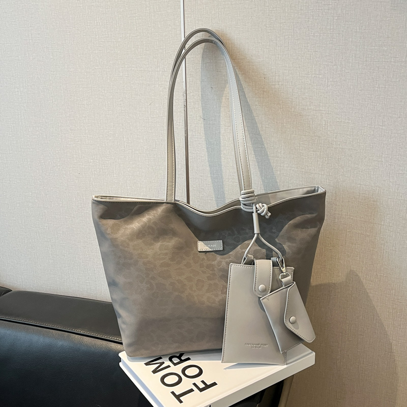 Autumn women's fashionable large capacity synthetic leather handbag, casual simple classic work shoulder bag, popular college student crossbody b