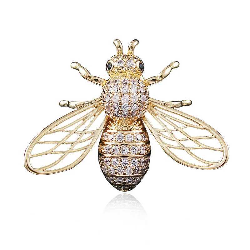 Trendy Animal Crystal Bee Brooch Metal Zircon Lapel Pins Mens Suit Shirt Small Collar Pin Corsage Jewelry for Women Accessories Y251029