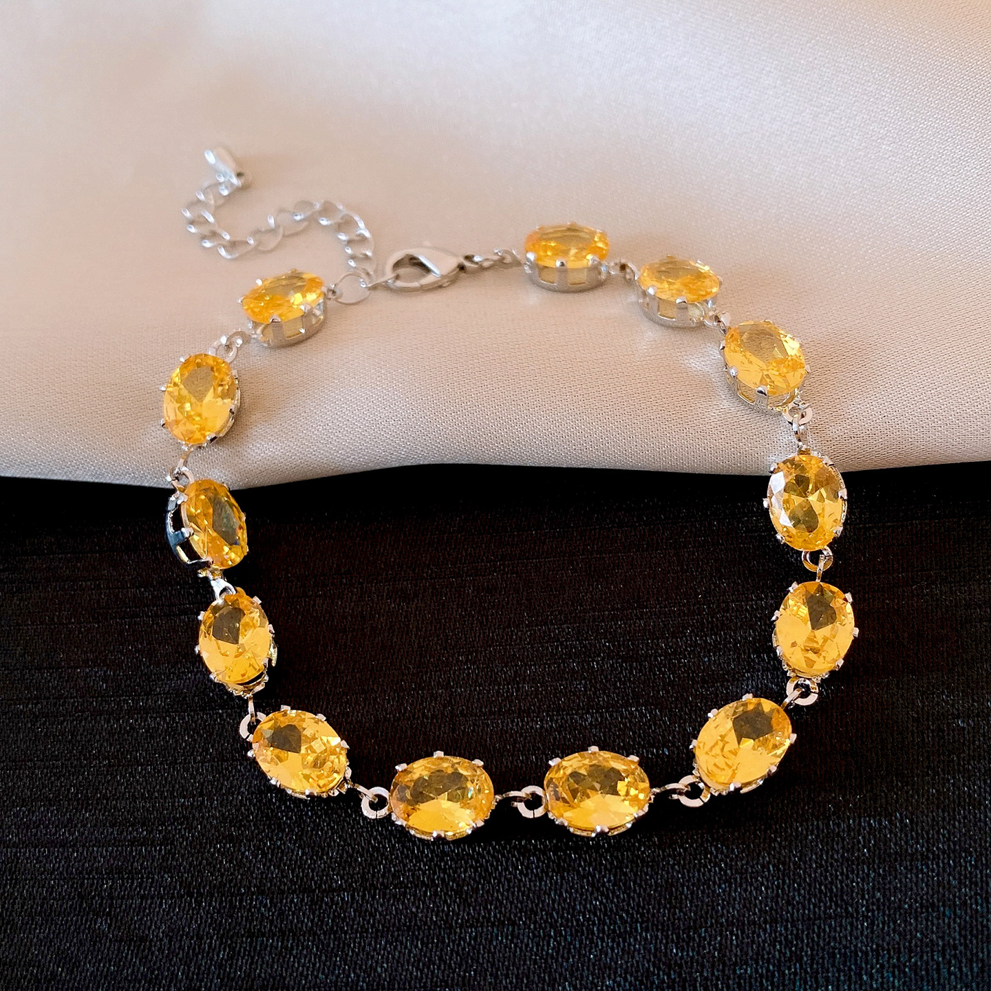 Designer bracelet Fashionable New Vintage Geometric Zircon Bracelet Light Luxury High Grade bracelet Christmas gift free shipping bracelet for women