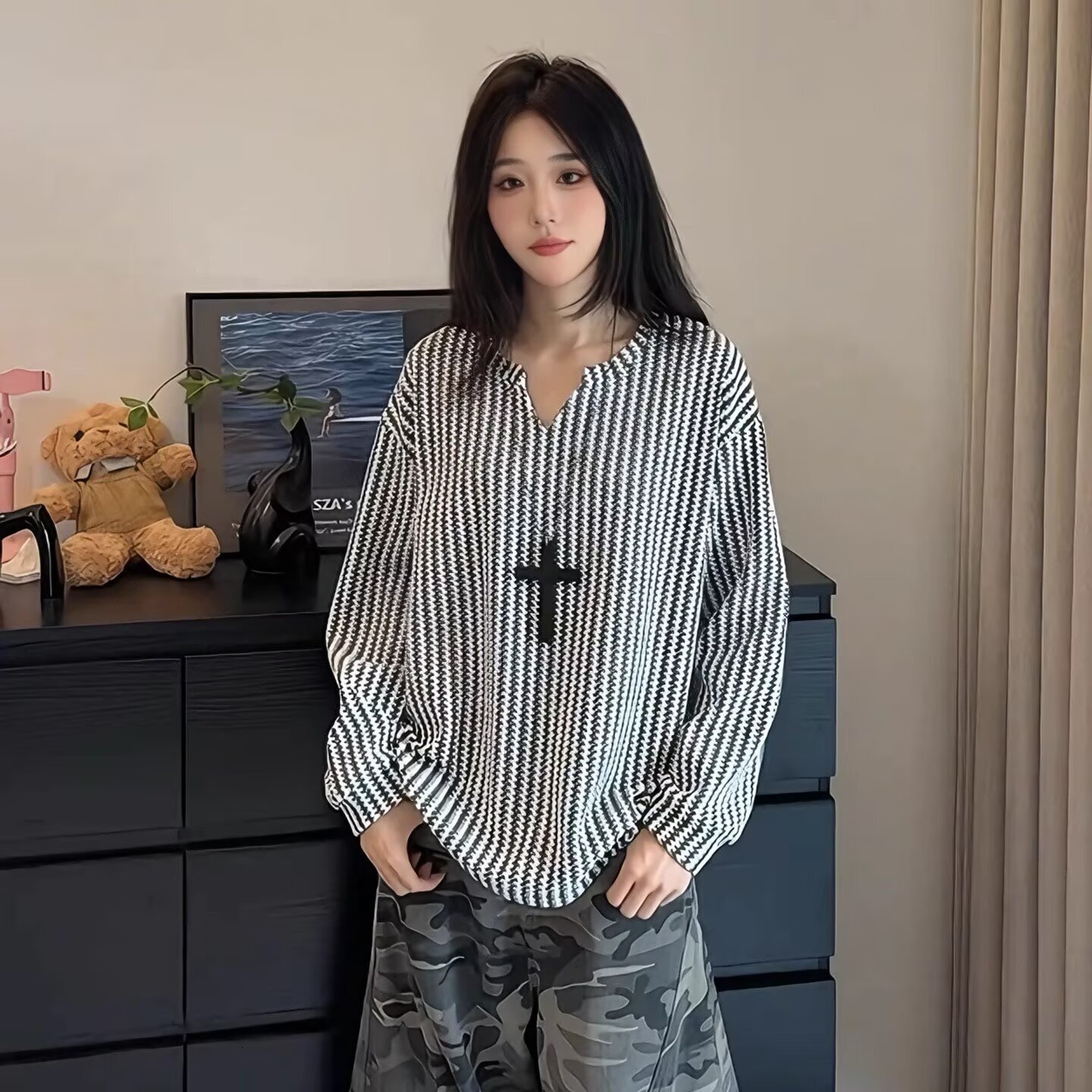 Designer American retro snake bone V-neck men's and women's autumn high-end feeling lazy style long sleeved t-shirt with bottom layer undern