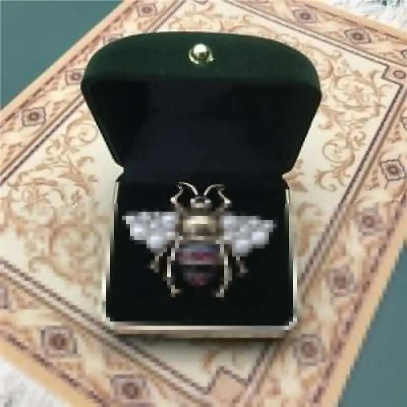 Fashion Enamel Insect Brooches Women Little Bee Brooch Crystal Pin Gifts Insect Series Badges Y251029