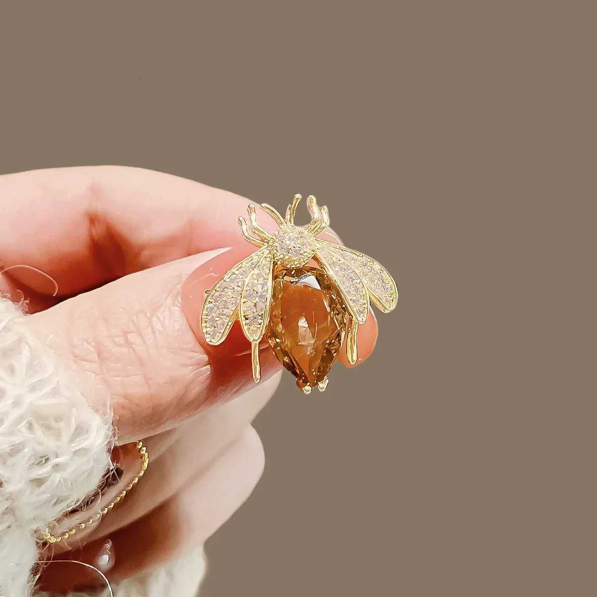 1pc Mini Bee Brooch for Women Men Small Fragrance Crystal Brooch Suit Shirt Backpack Decoration Womens Jewelry Party Gift 2025 Y251029