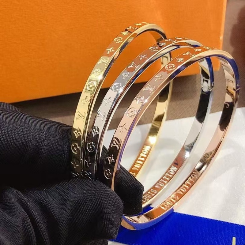 Fashionable minimalist women's bracelet, suitable for daily wear and business gatherings - a luxurious jewelry gift for girls