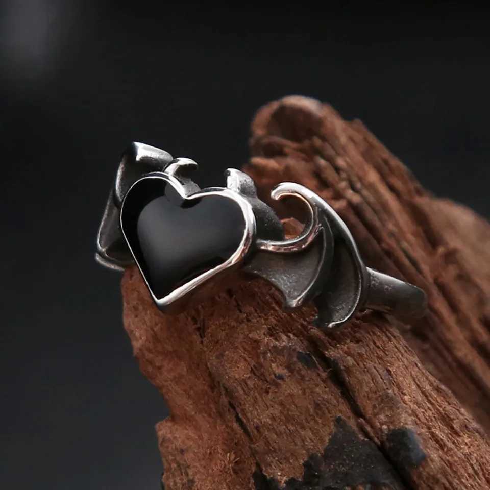 Fashion Vintage Angel Demon Wings Black Heart Ring For Men Women Gothic Biker 316L Stainless Steel Couple Romantic Jewelry GiftsW251030