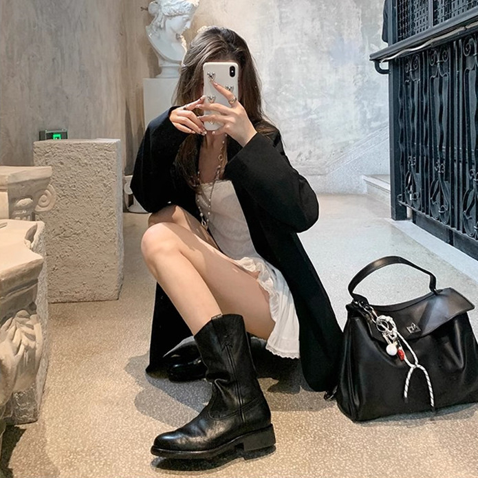 French niche design with genuine leather like V-shaped cut Western style boots for autumn and winter, thick and elegant women's short boots, desi