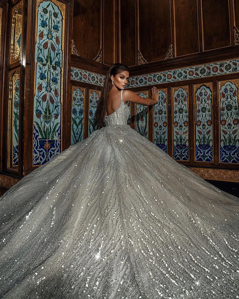 Luxury Crystal Ball Gown Wedding Dress Customized Sparkly Sequins Beads Bridal Dresses Backless Wedding Gowns