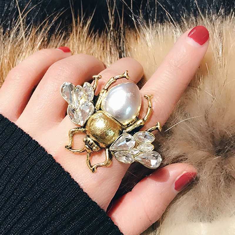 Retro Bee Crystal Pearl Brooches For Woman Mens Party Clothing Brooch Pins Accessories Y251029