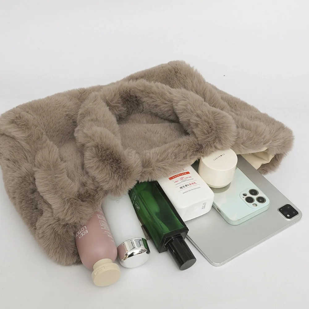 New plush womens handbag large capacity shoulder bag suitable for shopping and shopping winter womens armpit bag M251030