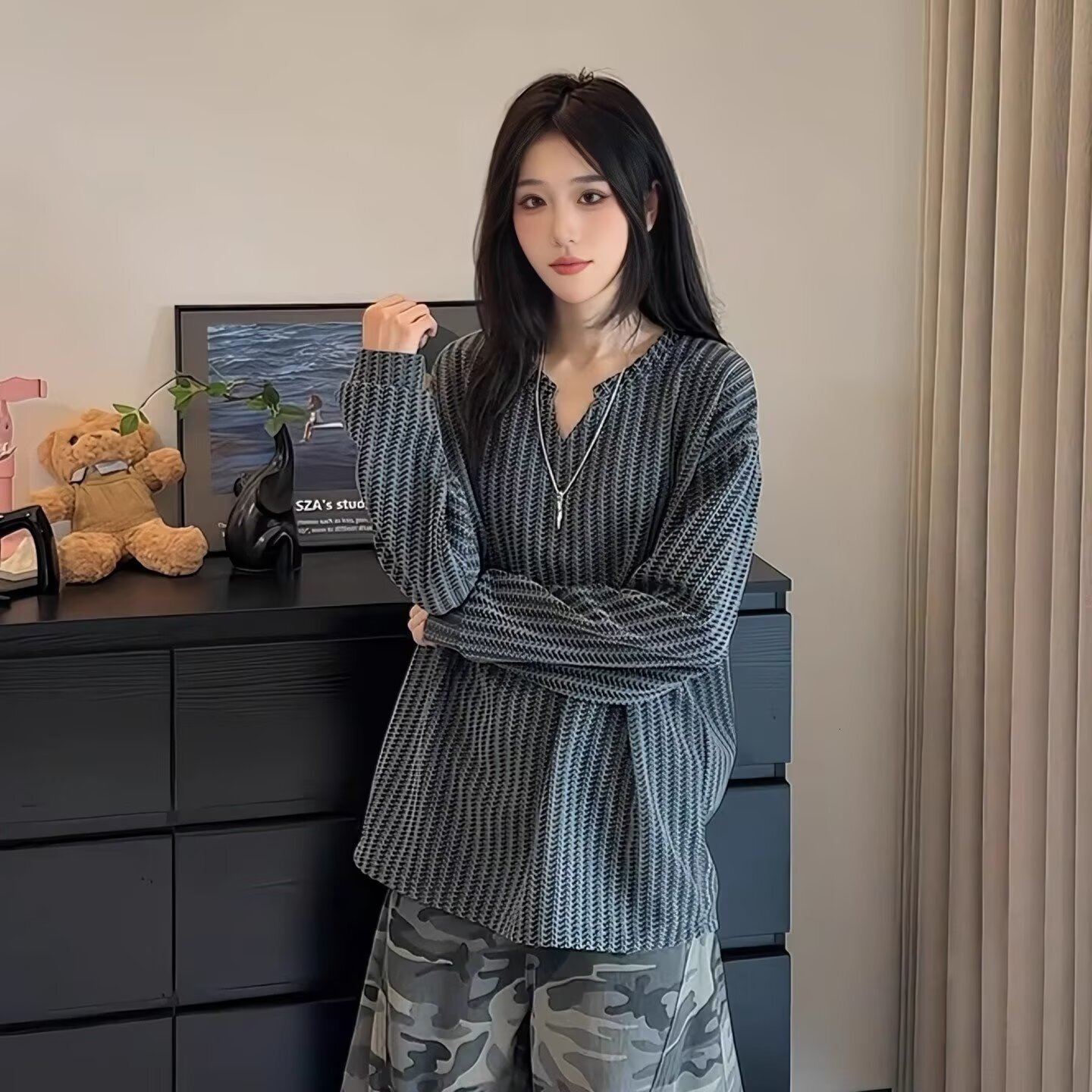 Designer American retro snake bone V-neck men's and women's autumn high-end feeling lazy style long sleeved t-shirt with bottom layer undern