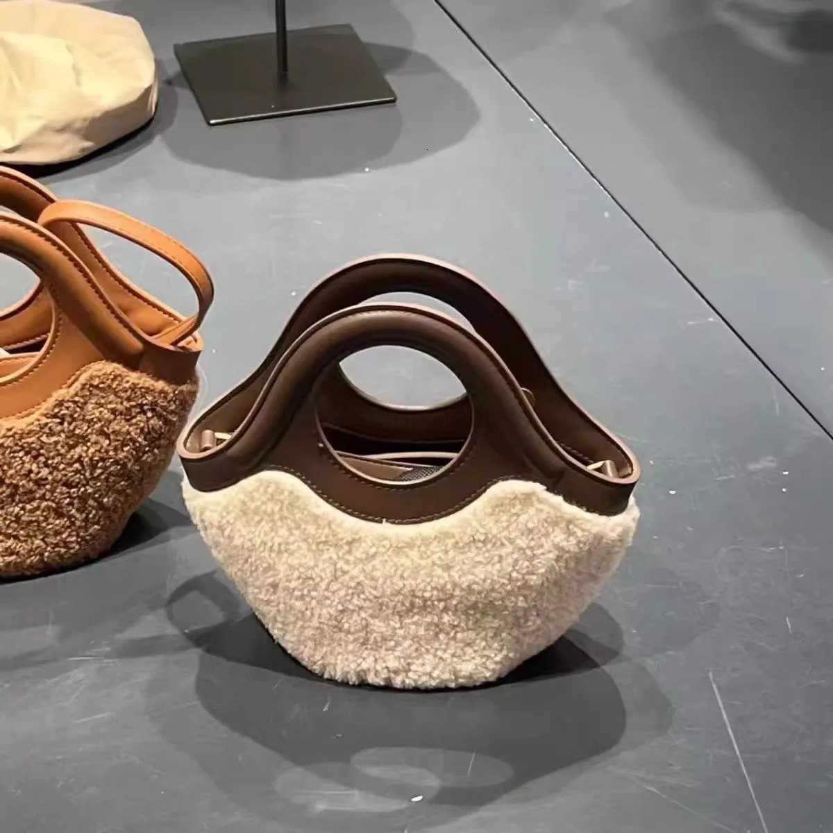 Bag womens new autumn and winter lamb wool basket bag plush crossbody bag versatile wool handbag bags for women handbags M251030