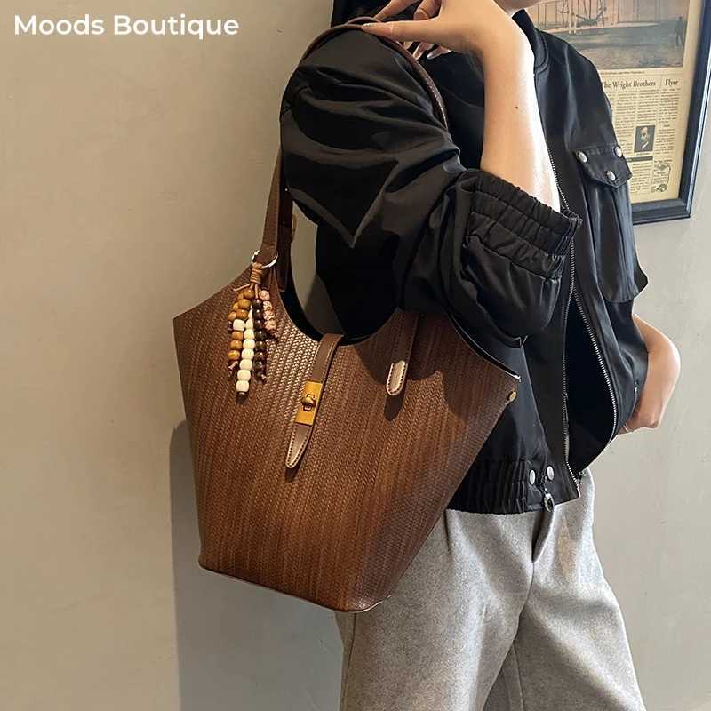 Designer bag Woven Style Shoder Bag Set For Wen Pure Color 2IN1 Shopper Totes With Pendant And Small Pouch 2025 Designer Handbags Y251029