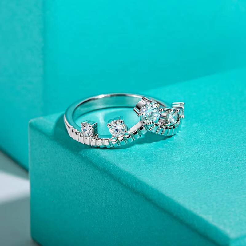 Luxury Fashion 925 Sterling Silver Wedding Ring Customized Trend Crown Shaped Moissanite Ring for Women