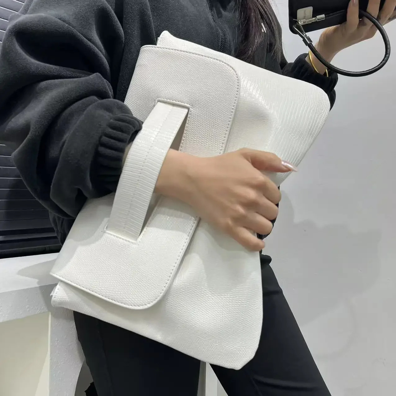 Ladies fashionable retro snake patterned handbag with high capacity and detachable shoulder strap single shoulder bag 251030