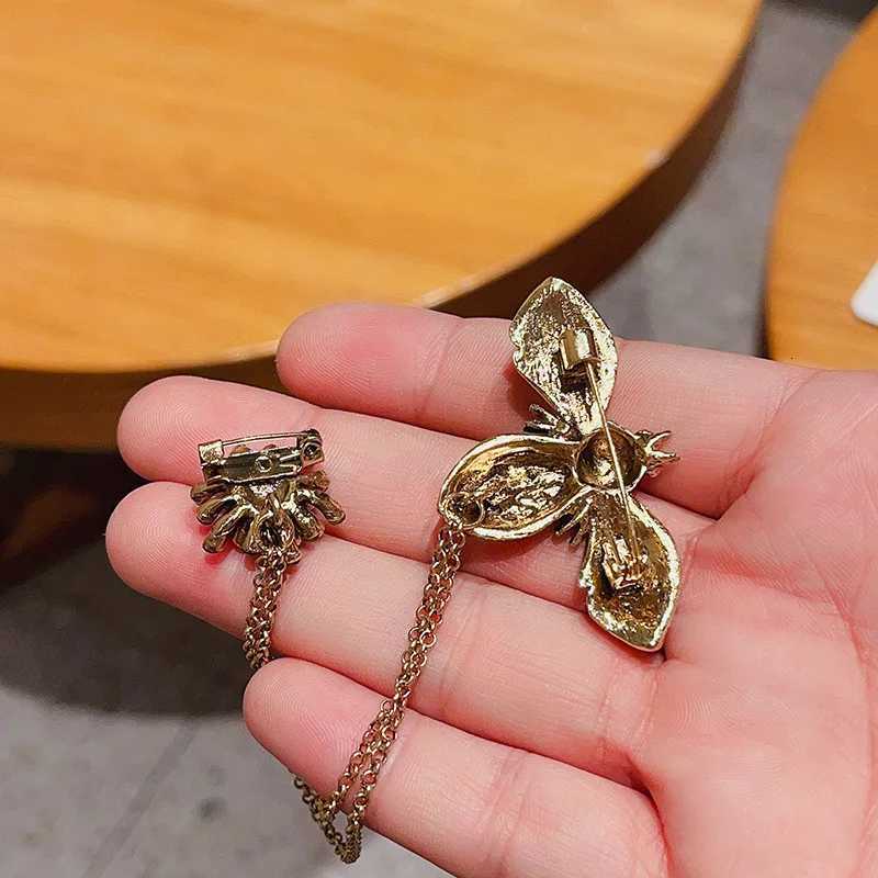 SHMIK Vintage Bee 5 Number Chains Crsytal Brooches Badges For Women Lady Classic Rhinestone Koorean Style Corsage Womens Pins Y251029