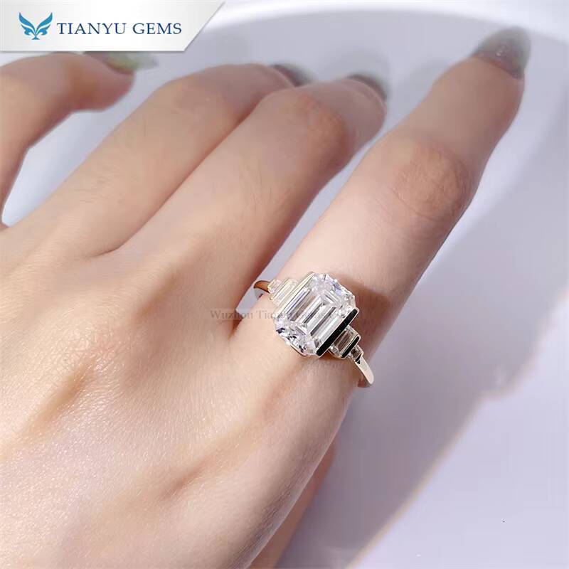 Tianyu Gems 7x10mm Emerald Cut Moissanite D VVS 5 Stone Ring Customized Bezel Set 18k 14k 10k Yellow Gold Women Engagement Rings