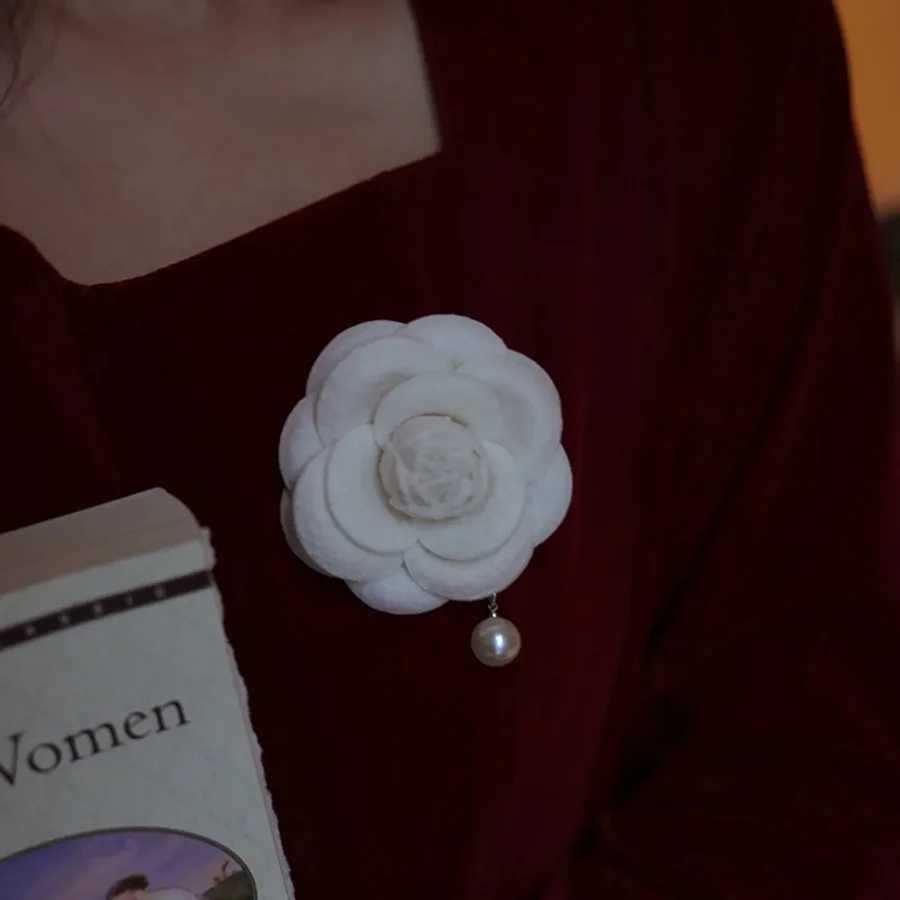 Versatile Camellia Classic Tweed Style French Vintage Brooch Pearl Chest Needle Pin NonSlip Fashionable Jewelry Accessories Y251029