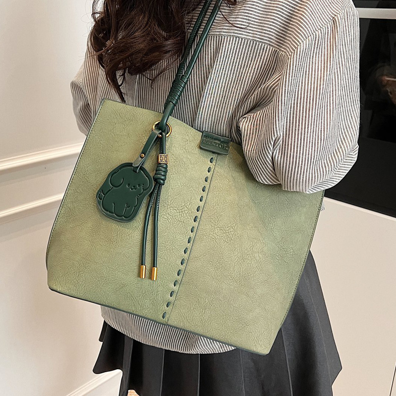 New fashionable and casual large capacity women's handbag for commuting, high-end versatile armpit bag, trendy and luxurious designer bag