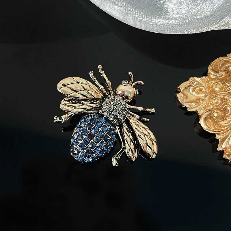 Sparkling Crystal Luxury Bee Brooch Ladies Wedding Dress Handbag Ornament Souvenir Gift Y251029