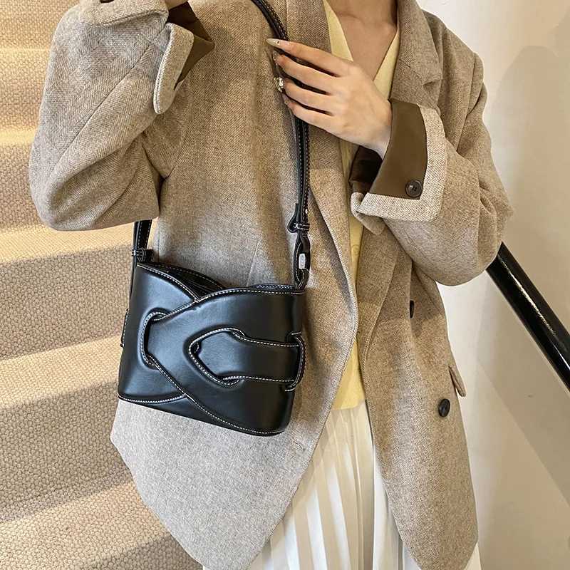 Designer bag 2025 style woven bag a niche vintage French shoder twist knot bag handheld crossbody bucket bag Y251029