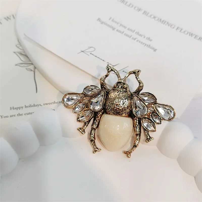 Vintage Classic Women Bee Crystal Pin Badges Fashion Exquisite Elegant Insect Brooch Y251029