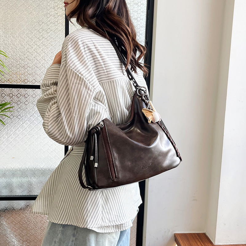 New retro commuting large capacity women's handbag, casual single shoulder cross body fashionable backpack, versatile and trendy designer bag