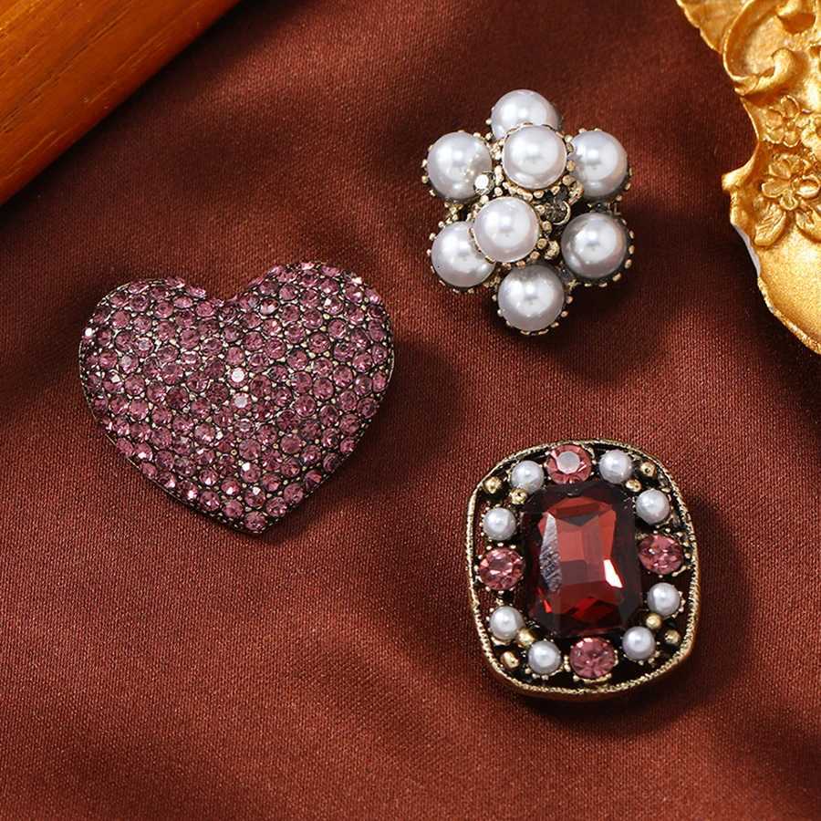 Vintage Women Men Elegant Crystal Heart Bee Chains Brooches Badges Fashion Exquisite Unisex Cross Pearl Pins Accessories Gift Y251029