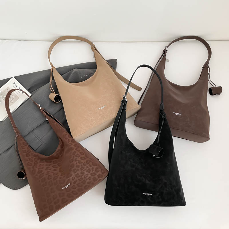 Spring women's fashionable large capacity synthetic leather handbag, casual and simple classic work shoulder bag, popular college student fashion